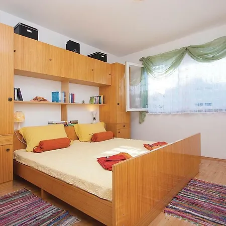Two-Bedroom Apartment In Pirovac *