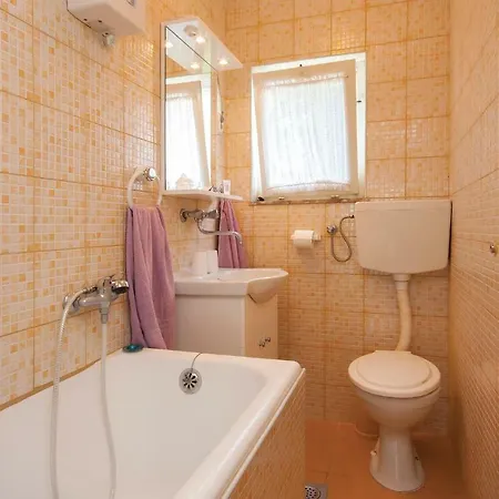 Daire Two-Bedroom Apartment In Pirovac Pirovac