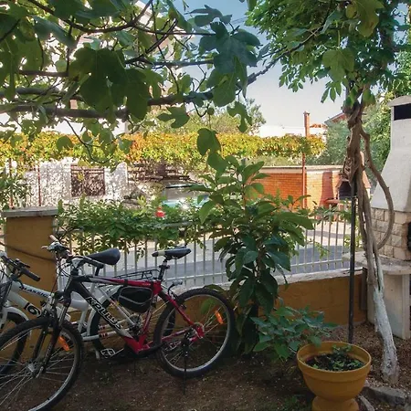 Two-Bedroom Apartment In Pirovac