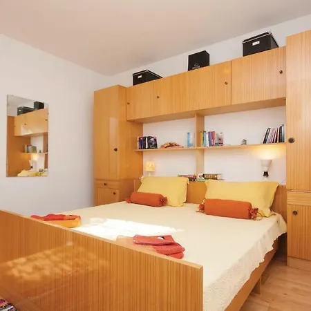 Two-Bedroom Apartment In Pirovac Daire Pirovac