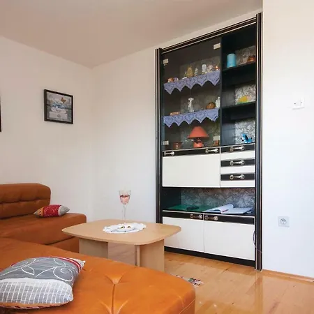 Daire Two-Bedroom Apartment In Pirovac