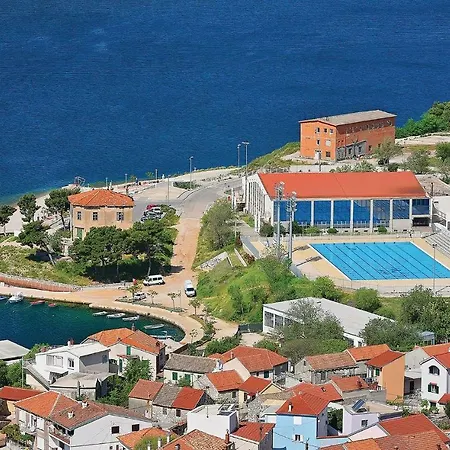 Two-Bedroom Apartment In Pirovac *